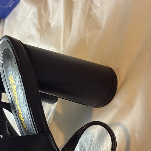 Elegant Black Strappy Heels - Picture 4 of 7